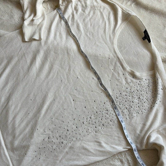 Lily Morgan Cozy Top – Size XL | Gentle Sparkle | Soft Glam | Metal Detail | - Picture 6 of 7